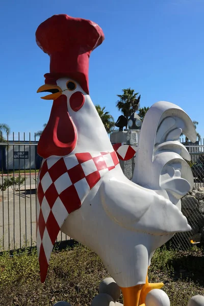巨大的鸡 小鸡雕像 小鸡雕像 巨大的鸡 巨大的公鸡 鸡舍雕塑 — 图库照片