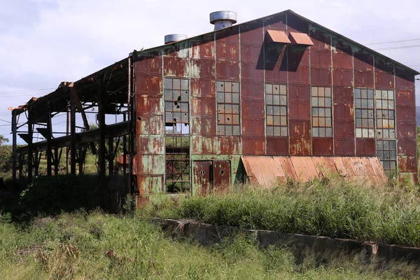 Övergiven Byggnad Gamla Övergivna Byggnaden Metallbyggnaden Dörröppning Och Fönster Antik — Stockfoto