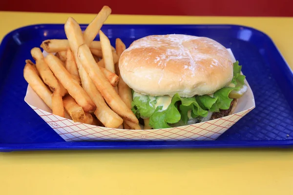 Cheese Burger Hranolky Deluxe Cheese Burger Hranolkama Hamburger Sýrovým Rajčátkem — Stock fotografie