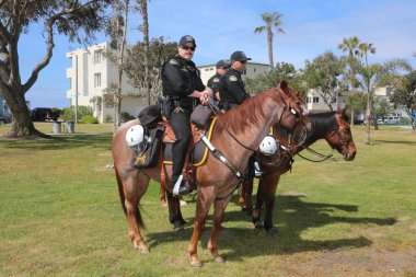 Huntington Sahili, CA - 25 Mart 2017: Amerika 'yı Tekrar Harika Yap Yürüyüşü. Cumhuriyetçi başkan Donald Trump 'ın destekçileri ve protestocuları, Huntington Beach' teki bir MAGA yürüyüşünde bayraklar sallayıp, pankart sallıyorlar. Gururlu Amerikalılar Trump 'ı destekliyor. Başkan Trump.