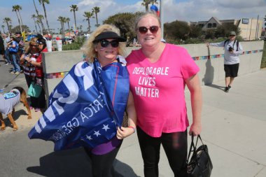 Huntington Sahili, CA - 25 Mart 2017: Amerika 'yı Tekrar Harika Yap Yürüyüşü. Cumhuriyetçi başkan Donald Trump 'ın destekçileri ve protestocuları, Huntington Beach' teki bir MAGA yürüyüşünde bayraklar sallayıp, pankart sallıyorlar. Gururlu Amerikalılar Trump 'ı destekliyor. Başkan Trump.