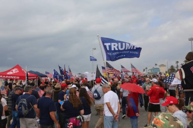 Huntington Sahili, CA - 25 Mart 2017: Amerika 'yı Tekrar Harika Yap Yürüyüşü. Cumhuriyetçi başkan Donald Trump 'ın destekçileri ve protestocuları, Huntington Beach' teki bir MAGA yürüyüşünde bayraklar sallayıp, pankart sallıyorlar. Gururlu Amerikalılar Trump 'ı destekliyor. Başkan Trump.