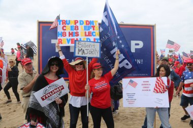 Başkan Donald Trump. Huntington Sahili, CA - 25 Mart 2017: Amerika 'yı Tekrar Harika Yap Yürüyüşü. Cumhuriyetçi başkan Donald Trump 'ın destekçileri ve protestocuları Huntington Beach' teki MAGA yürüyüşünde tezahürat ve alay ediyorlar. Başkan Trump Destekçileri. Trump için. 