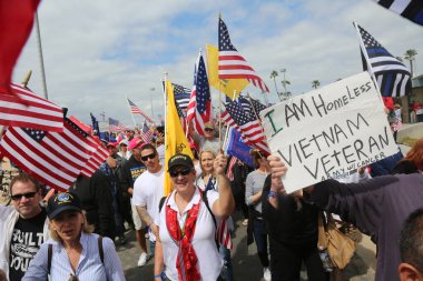 Başkan Donald Trump. Huntington Sahili, CA - 25 Mart 2017: Amerika 'yı Tekrar Harika Yap Yürüyüşü. Cumhuriyetçi başkan Donald Trump 'ın destekçileri ve protestocuları Huntington Beach' teki MAGA yürüyüşünde tezahürat ve alay ediyorlar. Başkan Trump Destekçileri. 