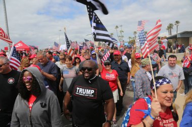 Başkan Donald Trump. Huntington Sahili, CA - 25 Mart 2017: Amerika 'yı Tekrar Harika Yap Yürüyüşü. Cumhuriyetçi başkan Donald Trump 'ın destekçileri ve protestocuları Huntington Beach' teki MAGA yürüyüşünde tezahürat ve alay ediyorlar. Başkan Trump Destekçileri. 