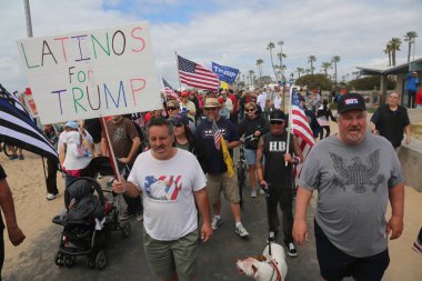 Başkan Donald Trump. Huntington Sahili, CA - 25 Mart 2017: Amerika 'yı Tekrar Harika Yap Yürüyüşü. Cumhuriyetçi başkan Donald Trump 'ın destekçileri ve protestocuları Huntington Beach' teki MAGA yürüyüşünde tezahürat ve alay ediyorlar. Başkan Trump Destekçileri. 
