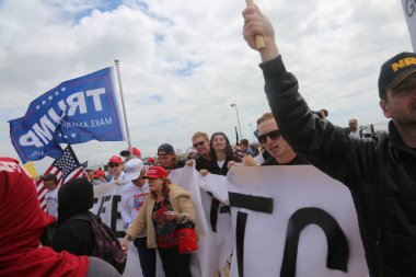 Başkan Donald Trump Protestocuları. Huntington Sahili, CA - 25 Mart 2017: Amerika 'yı Tekrar Harika Yap Yürüyüşü. Cumhuriyetçi başkan Donald Trump 'ın yaklaşık 30 protestocusu Huntington Sahili' ndeki bir MAGA yürüyüşünü engellemeye çalıştı..