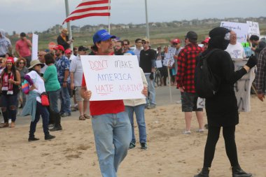 Başkan Donald Trump Protestocuları. Huntington Sahili, CA - 25 Mart 2017: Amerika 'yı Tekrar Harika Yap Yürüyüşü. Cumhuriyetçi başkan Donald Trump 'ın yaklaşık 30 protestocusu Huntington Sahili' ndeki bir MAGA yürüyüşünü engellemeye çalıştı..