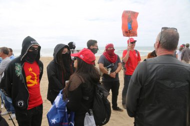 Başkan Donald Trump Protestocuları. Huntington Sahili, CA - 25 Mart 2017: Amerika 'yı Tekrar Harika Yap Yürüyüşü. Cumhuriyetçi başkan Donald Trump 'ın yaklaşık 30 protestocusu Huntington Sahili' ndeki bir MAGA yürüyüşünü engellemeye çalıştı..