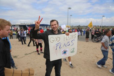 Başkan Donald Trump Protestocuları. Huntington Sahili, CA - 25 Mart 2017: Amerika 'yı Tekrar Harika Yap Yürüyüşü. Cumhuriyetçi başkan Donald Trump 'ın yaklaşık 30 protestocusu Huntington Sahili' ndeki bir MAGA yürüyüşünü engellemeye çalıştı..