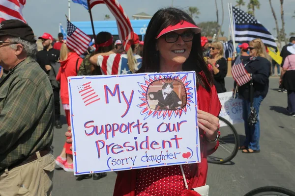 Huntington Beach Marca 2017 Make America Great Again March Zwolennicy — Zdjęcie stockowe