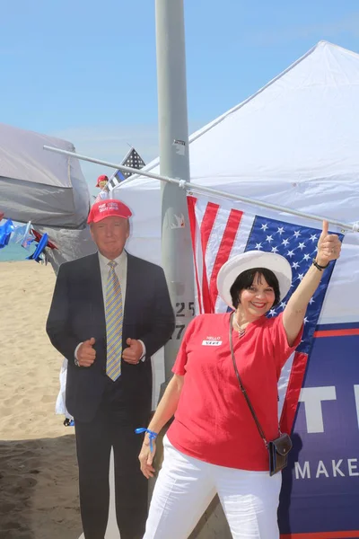 Huntington Beach März 2017 Make America Great Again March Anhänger — Stockfoto