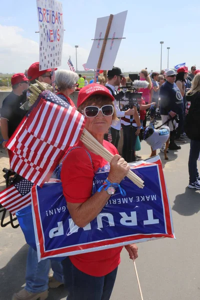 2017年3月25日 加利福尼亚州亨廷顿海滩 让美国再次伟大 共和党总统唐纳德 特朗普的支持者和抗议者在亨廷顿海滩 Huntington Beach 举行的Maga游行上挥动旗帜和高举标语 自豪的美国人支持特朗普 特朗普总统 — 图库照片