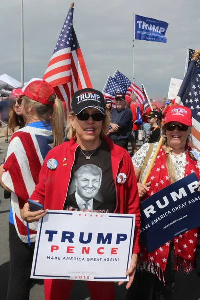 ハンティントンビーチ 3月25 2017 アメリカを再び素晴らしいものにする3月 共和党のドナルド トランプ大統領の支持者と抗議者は 旗を振り ハンティントンビーチのMaga 3月に署名を保持している トランプを支持する誇り高いアメリカ人 — ストック写真