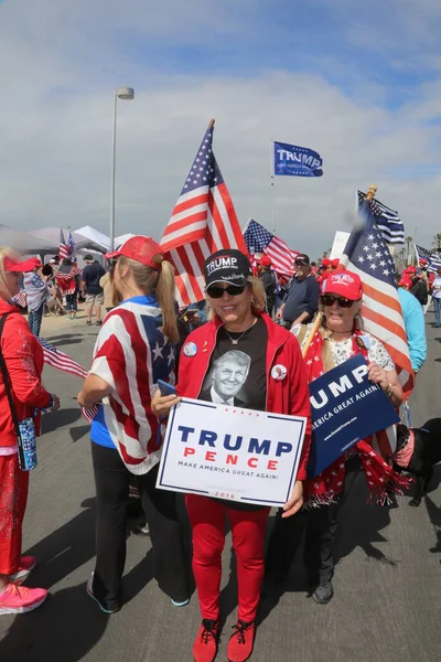 Huntington Beach Marca 2017 Make America Great Again March Zwolennicy — Zdjęcie stockowe