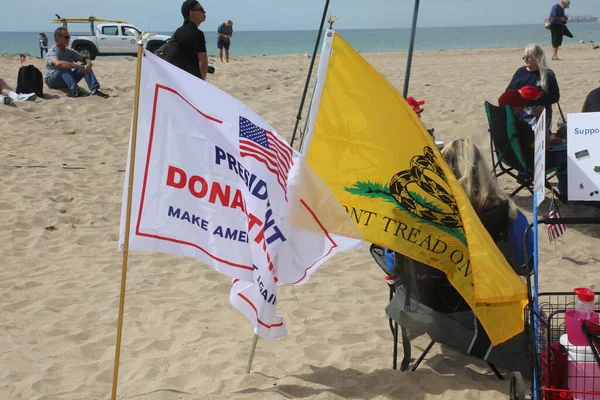 2017年3月25日 加利福尼亚州亨廷顿海滩 让美国再次伟大 共和党总统唐纳德 特朗普的支持者和抗议者在亨廷顿海滩 Huntington Beach 举行的Maga游行上挥动旗帜和高举标语 自豪的美国人支持特朗普 特朗普总统 — 图库照片