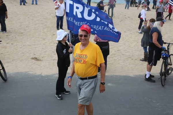 Huntington Beach Března 2017 Amerika Opět Pochodu Zastánci Demonstranti Republikánského — Stock fotografie