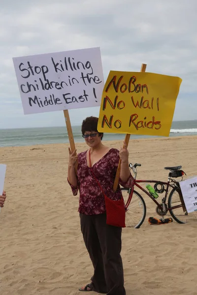 唐纳德 特朗普总统的抗议者 2017年3月25日 加利福尼亚州亨廷顿海滩 让美国再次伟大 大约30名共和党总统唐纳德 特朗普的抗议者试图在亨廷顿海滩与Maga的大游行作战并进行干扰 — 图库照片