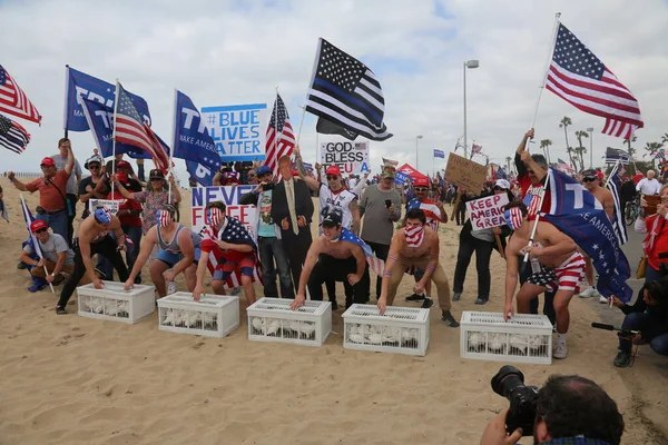 唐纳德 特朗普总统 2017年3月25日 加利福尼亚州亨廷顿海滩 让美国再次伟大 共和党总统唐纳德 特朗普 Donald Trump 的支持者和抗议者在亨廷顿海滩 — 图库照片