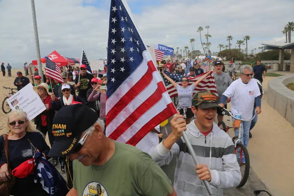 唐纳德 特朗普总统 2017年3月25日 加利福尼亚州亨廷顿海滩 让美国再次伟大 共和党总统唐纳德 特朗普 Donald Trump 的支持者和抗议者在亨廷顿海滩 — 图库照片