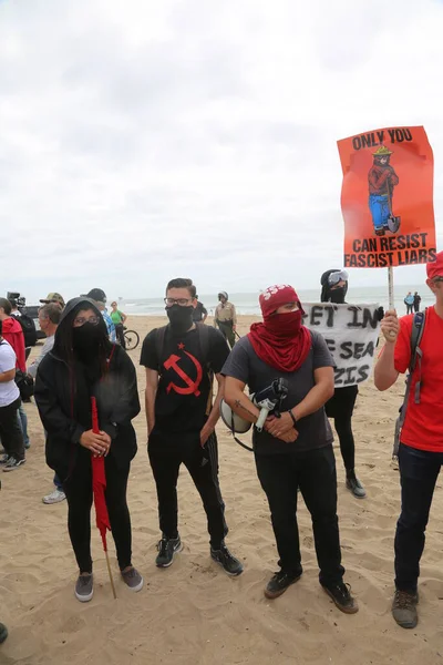 唐纳德 特朗普总统的抗议者 2017年3月25日 加利福尼亚州亨廷顿海滩 让美国再次伟大 大约30名共和党总统唐纳德 特朗普的抗议者试图在亨廷顿海滩与Maga的大游行作战并进行干扰 — 图库照片