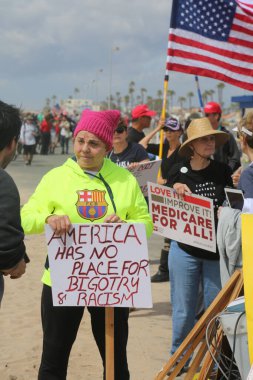 Başkan Donald Trump Protestocuları. Huntington Sahili, CA - 25 Mart 2017: Amerika 'yı Tekrar Harika Yap Yürüyüşü. Cumhuriyetçi başkan Donald Trump 'ın yaklaşık 30 protestocusu Huntington Sahili' ndeki bir MAGA yürüyüşünü engellemeye çalıştı..