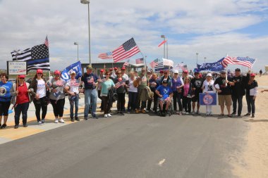 Huntington Sahili, CA - 25 Mart 2017: Amerika 'yı Tekrar Harika Yap Yürüyüşü. Cumhuriyetçi başkan Donald Trump 'ın binlerce destekçisi Huntington Sahili' ndeki bir MAGA yürüyüşünde bayrak salladı. Birkaç Anti-Trump protestocusu ruhlarını göstermek için geldi.. 