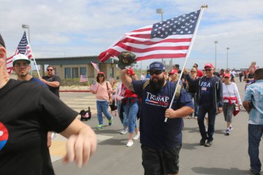 Huntington Sahili, CA - 25 Mart 2017: Amerika 'yı Tekrar Harika Yap Yürüyüşü. Cumhuriyetçi başkan Donald Trump 'ın binlerce destekçisi Huntington Sahili' ndeki bir MAGA yürüyüşünde bayrak salladı. Birkaç Anti-Trump protestocusu ruhlarını göstermek için geldi.. 