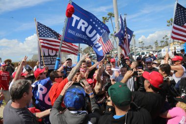 Huntington Sahili, CA - 25 Mart 2017: Amerika 'yı Tekrar Harika Yap Yürüyüşü. Cumhuriyetçi başkan Donald Trump 'ın binlerce destekçisi Huntington Sahili' ndeki bir MAGA yürüyüşünde bayrak salladı. Birkaç Anti-Trump protestocusu ruhlarını göstermek için geldi.. 