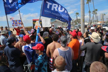 Huntington Sahili, CA - 25 Mart 2017: Amerika 'yı Tekrar Harika Yap Yürüyüşü. Cumhuriyetçi başkan Donald Trump 'ın binlerce destekçisi Huntington Sahili' ndeki bir MAGA yürüyüşünde bayrak salladı. Birkaç Anti-Trump protestocusu ruhlarını göstermek için geldi.. 