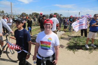 Huntington Sahili, CA - 25 Mart 2017: Amerika 'yı Tekrar Harika Yap Yürüyüşü. Cumhuriyetçi başkan Donald Trump 'ın binlerce destekçisi Huntington Sahili' ndeki bir MAGA yürüyüşünde bayrak salladı. Birkaç Anti-Trump protestocusu ruhlarını göstermek için geldi.. 