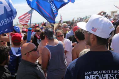 Huntington Sahili, CA - 25 Mart 2017: Amerika 'yı Tekrar Harika Yap Yürüyüşü. Cumhuriyetçi başkan Donald Trump 'ın binlerce destekçisi Huntington Sahili' ndeki bir MAGA yürüyüşünde bayrak salladı. Birkaç Anti-Trump protestocusu ruhlarını göstermek için geldi.. 