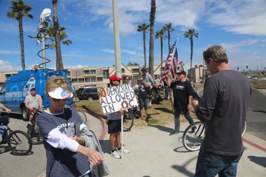 Huntington Sahili, CA - 25 Mart 2017: Amerika 'yı Tekrar Harika Yap Yürüyüşü. Cumhuriyetçi başkan Donald Trump 'ın binlerce destekçisi Huntington Sahili' ndeki bir MAGA yürüyüşünde bayrak salladı. Birkaç Anti-Trump protestocusu ruhlarını göstermek için geldi.. 