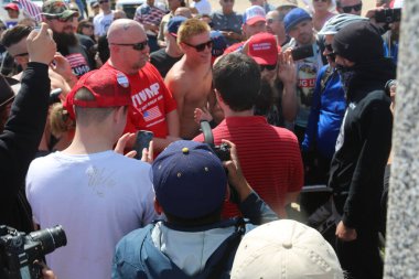 Huntington Sahili, CA - 25 Mart 2017: Amerika 'yı Tekrar Harika Yap Yürüyüşü. Cumhuriyetçi başkan Donald Trump 'ın binlerce destekçisi Huntington Sahili' ndeki bir MAGA yürüyüşünde bayrak salladı. Birkaç Anti-Trump protestocusu ruhlarını göstermek için geldi.. 