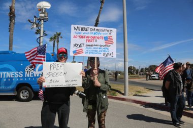 Huntington Sahili, CA - 25 Mart 2017: Amerika 'yı Tekrar Harika Yap Yürüyüşü. Cumhuriyetçi başkan Donald Trump 'ın binlerce destekçisi Huntington Sahili' ndeki bir MAGA yürüyüşünde bayrak salladı. Birkaç Anti-Trump protestocusu ruhlarını göstermek için geldi.. 