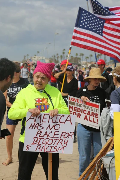 Prezydent Donald Trump Protestujący Huntington Beach Marca 2017 Make America — Zdjęcie stockowe
