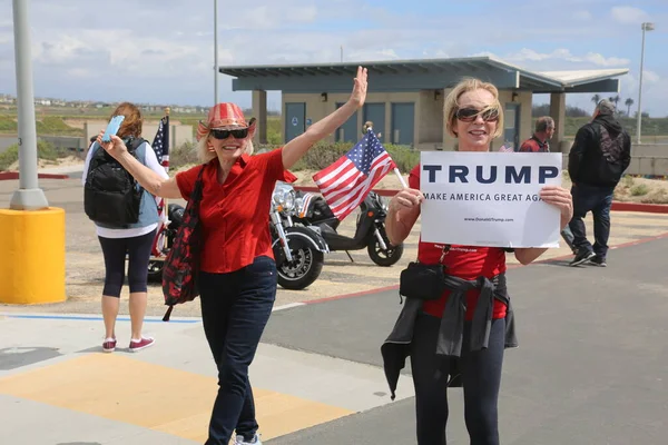 Huntington Beach Března 2017 Amerika Opět Pochodu Tisíc Příznivců Republikánského — Stock fotografie
