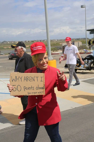 2017年3月25日 加利福尼亚州亨廷顿海滩 让美国再次伟大 数千名共和总统唐纳德 特朗普的支持者在亨廷顿海滩 Huntington Beach 举行的Maga大游行中游行和摇旗呐喊 一些反特朗普的抗议者前来展示他们的精神 — 图库照片
