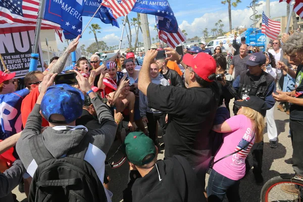 Huntington Beach Березня 2017 Make America Great Again March Тисячі — стокове фото