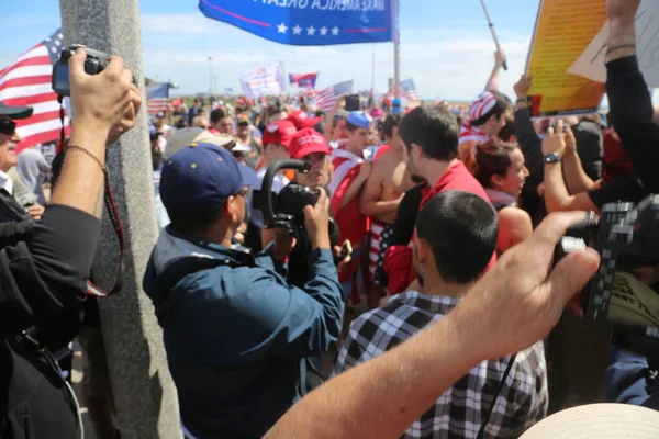 Huntington Beach Března 2017 Amerika Opět Pochodu Tisíc Příznivců Republikánského — Stock fotografie