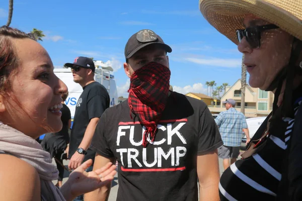 2017年3月25日 加利福尼亚州亨廷顿海滩 让美国再次伟大 数千名共和总统唐纳德 特朗普的支持者在亨廷顿海滩 Huntington Beach 举行的Maga大游行中游行和摇旗呐喊 一些反特朗普的抗议者前来展示他们的精神 — 图库照片