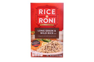 Göl Ormanı, CA - 6 Nisan 2017: 4.3 ons Rice A Roni markası Long Grain ve Wild Rice. Yumuşak uzun taneli ve yabani pirinçli otlar. San Francisco İkramiyesi. Beyazda izole edilmiş. Editör tasarımı.
