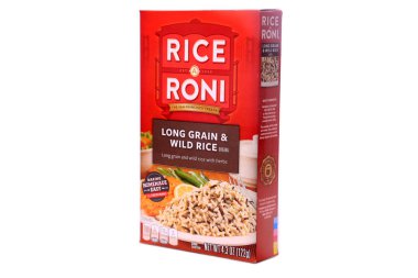 Huntington Sahili, CA - 25 Mart 2017: Amerika 'yı Tekrar Harika Yap Yürüyüşü. Cumhuriyetçi başkan Donald Trump 'ın binlerce destekçisi Huntington Sahili' ndeki bir MAGA yürüyüşünde bayrak salladı. Birkaç Anti-Trump protestocusu ruhlarını göstermek için geldi.. 