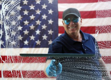 Pencere temizleme. Cam silici. Amerikan Cam Temizleme. Amerikan Cam Temizleme. Profesyonel pencere temizleyicisi. Pencere temizleme. Cam silici. Amerikan bayrağı geçmişi. Pencere temizleyicisi cam sileceği ve sabunlu suyla pencereleri temizler. Temiz Cam.