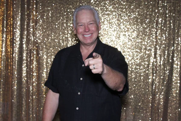 Hombre Feliz Una Cabina Fotos Hombre Feliz Ríe Canta Hace — Foto de Stock