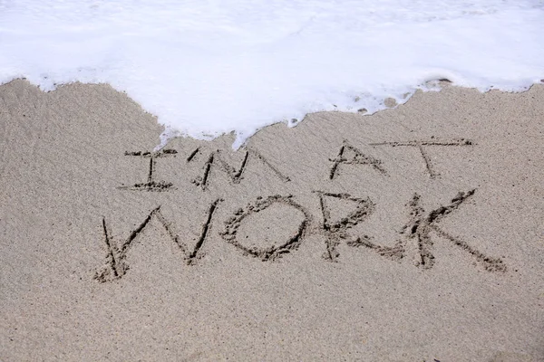 砂の中の言葉 ビーチで砂の中に書かれた言葉 太平洋を背景に ラグナビーチカリフォルニアの砂の中で執筆中です 私はビーチの砂で書かれた作業所にいます 家から仕事だ ビーチから仕事だ 休暇中だ 仕事なし — ストック写真
