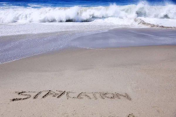 Parole Sabbia Parole Scritte Sabbia Sulla Spiaggia Soggiorno Cation Scritto — Foto Stock