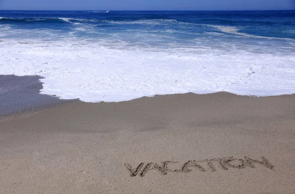 Parole Sabbia Una Vacanza Parole Scritte Nella Sabbia Sulla Spiaggia — Foto Stock