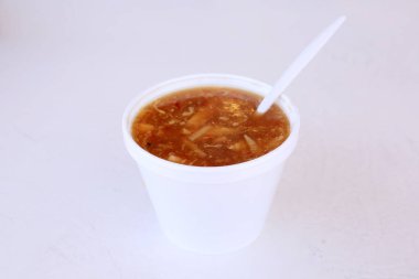 Çin Sıcak Ekşi Çorbası. Çin yemeği sıcak ve ekşi çorba beyaz bir kase içinde kaşık ile. Çorba, Çin Öğle Yemeği veya Akşam Yemeği 'nin lezzetli bir parçasıdır. Sıcak ve Ekşi Çorbanın tadını çıkar. Yumurta Çiçeği de iyidir. Sıcak ve ekşi çorba. - Öğle yemeği. Akşam yemeği. Yiyecekler. Çin yemeği..