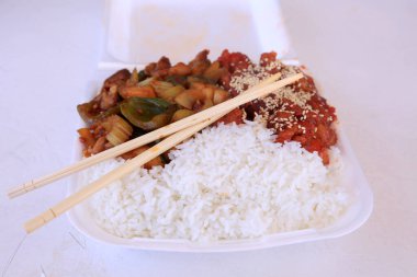 Dışarıdaki Çin fast food 'u köpüklü konteynır içinde masaya konur. Lezzetli ballı portakallı tavuk. Çin yemeği portakallı tavuk veya tatlı ve ekşi tavuk. Portakallı Tavuklu Çin Yemeği Spesiyali. Tavuk ve sebzeler. 